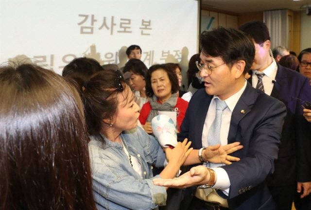 ▲ 지난 5일 국회 의원회관에서 박용진 더불어민주당 의원 주최로 열린 '유치원 비리 근절을 위한 정책 토론회'. 토론회 개최를 반대하는 한국유치원총연합회 회원들이 항의하고 있다. ⓒ연합뉴스