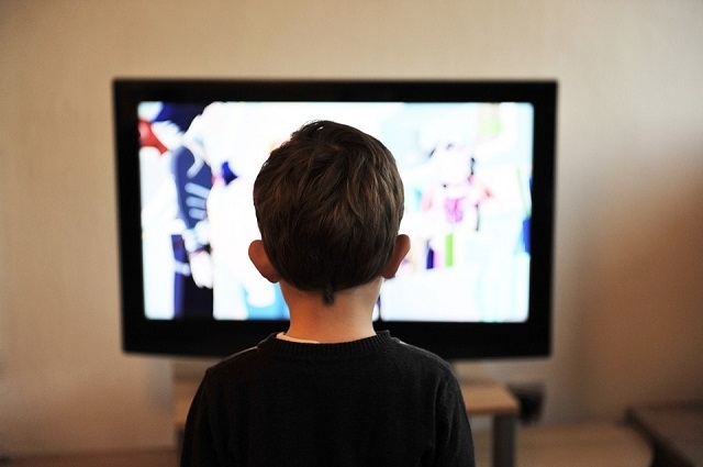 ▲ 어린이를 TV, 스마트폰 남용으로부터 보호하는 사회적 체계가 마련되어야 한다.