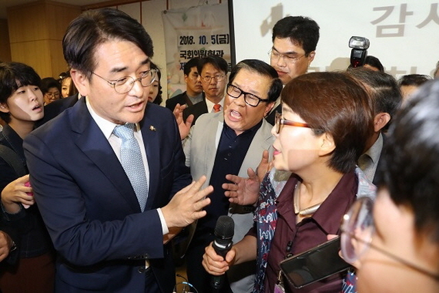 ▲ 5일 오후 국회 의원회관에서 더불어민주당 박용진 의원 주최로 열린 '유치원 비리 근절을 위한 정책 토론회 : 사립 유치원 회계부정 사례를 중심으로'에서 박 의원이 토론회 개최를 반대하는 한국유치원총연합회 회원들과 이야기하고 있다.ⓒ연합뉴스