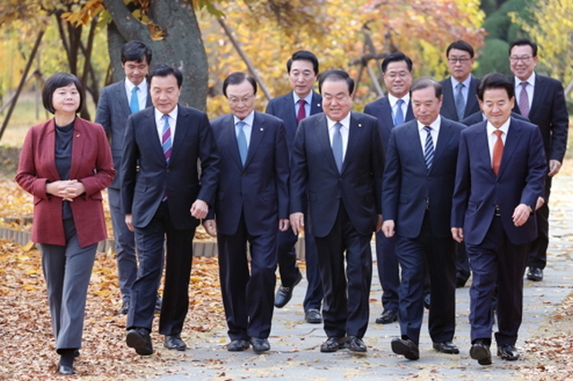 ▲문희상 국회의장과 여야대표들이 5일 오찬을 함께하기 위해 국회 사랑재로 이동하고 있다. 왼쪽부터 정의당 이정미 대표, 바른미래당 손학규 대표, 더불어민주당 이해찬 대표, 문희상 의장, 자유한국당 김병준 비대위원장, 민주평화당 정동영 대표. ⓒ연합뉴스