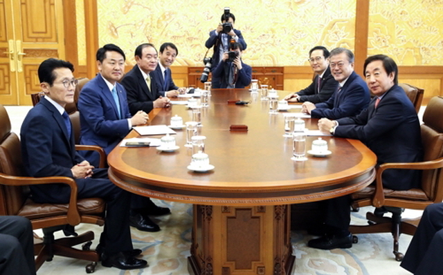 ▲ 문재인 대통령이 5일 청와대에서 여야 5당 원내대표들과 여야정 상설협의체 첫 회의에서 여야 원내대표들과 얘기를 나누고 있다. ⓒ연합뉴스