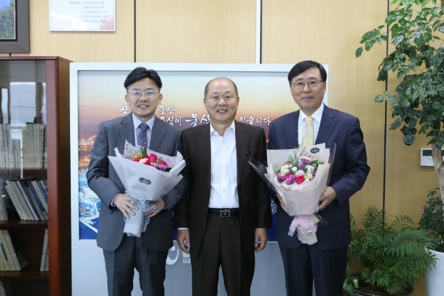 ▲ 좌로부터 오중문 UPA 비상임감사, 고상환 UPA 사장 이원만 신임 감사가 이취임식 후 기념사진을 찍고 있다. ⓒUPA