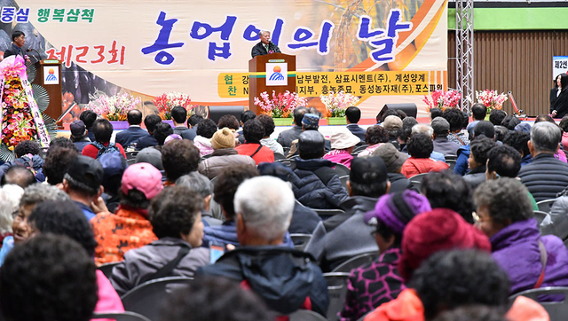 ▲8일 강원 삼척체육관에서 개최된 제23회 농업인의 날 기념식 및 한마당축제 행사에 참석한 김양호 삼척시장이 농민들을 격려하는 인사말을 하고 있다. ⓒ삼척시