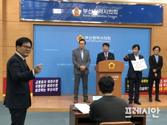▲ 지난 10월 30일 부산시의회 3층 브리핑룸에서 진행된 자유한국당 소속 부산시의원들의 기자회견장에 난입해 방해하고 있는 더불어민주당 소속 박성윤 부산시의회 도시안전위원장. ⓒ프레시안