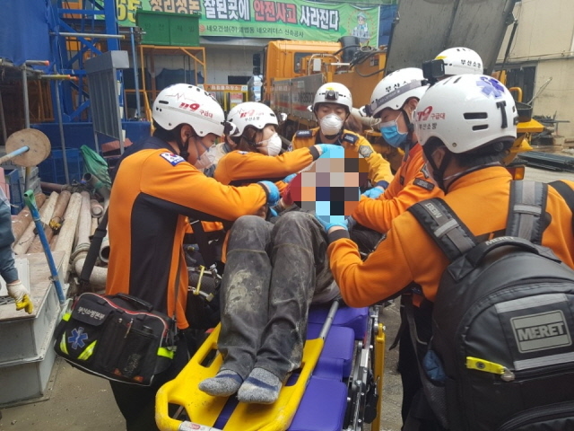 ▲ 근로자 3명을 구조해 인근 병원으로 이송하고 있는 119구조대. ⓒ부산경찰청