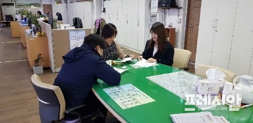 ▲진주시 명석면에서 법률홈탁터 홍보활동을 하고 있다.ⓒ진주시