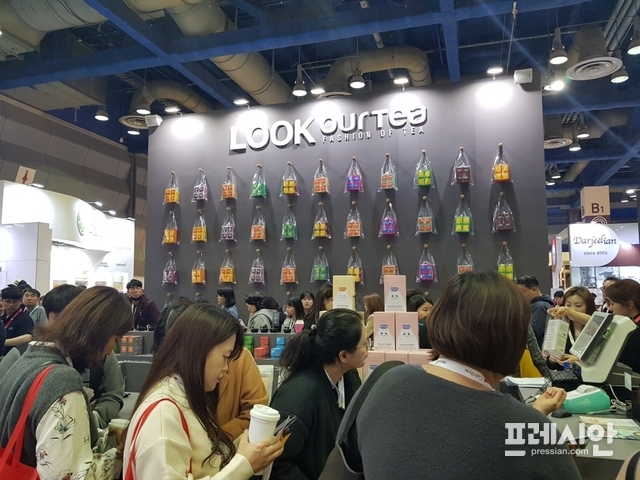 ▲8일 서울 삼성동 코엑스에서 개막한 ‘제17회 서울카페쇼’가 8~11일까지 나흘간 열리고 있는 가운데 대한민국 대표 캐주얼 블렌딩 티 전문 브랜드 룩아워티(대표 김경아) 부스에 많은 인파가 몰려 성황을 이루고 있다. 올해 전시에서는 40개국 600여개 업체가 참가해 커피, 차(茶·TEA), 식음료, 베이커리, 인테리어, 창업 등 커피 산업 전 분야를 아우르는 다채로운 볼거리를 선보인다. ⓒ프레시안(전형준)