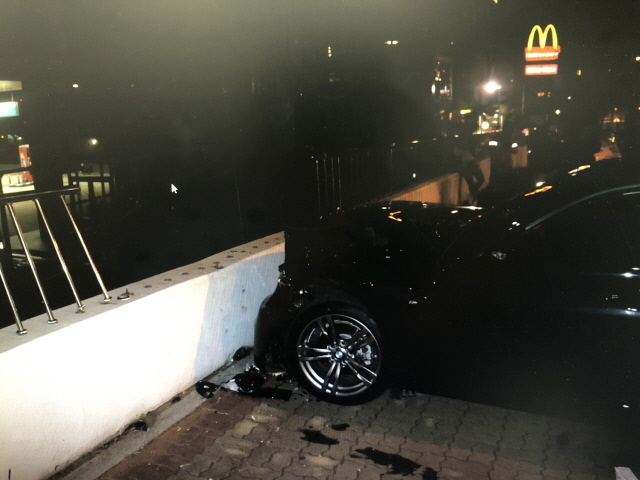 ▲ 보행자 2명을 덮친 뒤 도로 옆 담을 들이받은 BMW 승용차. ⓒ부산경찰청