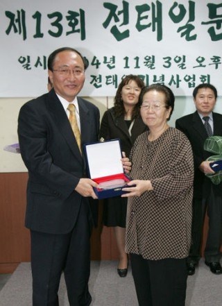 ▲ 이소선 어머님과 노회찬. ⓒ연합뉴스