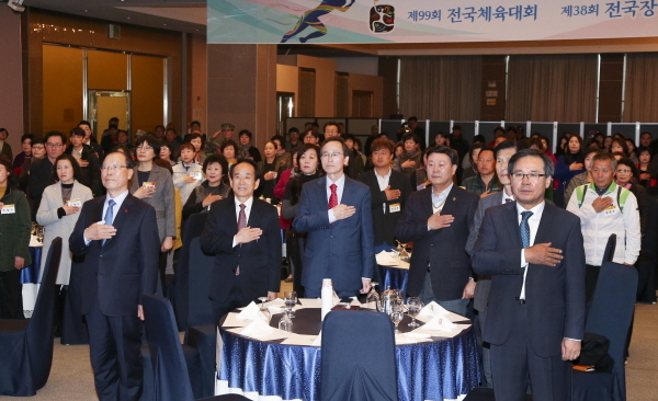 16일(금) 전북 전주 오펠리스웨딩홀에서 송하진전북도지사, 김기원 전라북도자원봉사센터 이사장, 도의원과 체전관계계자 등이 참석해 제99회 전국체육대회와 제38회 전국장애인체육대회의 성공의 주역인 자원봉사자 및 대회 관계자 300여명이 참석한 가운데 자원봉사자 해단식 행사를 가졌다. ⓒ전라북도 art_1542344760.jpg