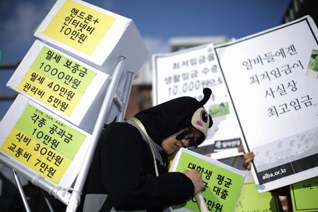 ▲ 최저임금 인상은 저소득, 불안정 노동자에게 시급한 과제였으나, 유 교수는 그 속도가 너무 빨랐다고 지적했다. 최저임금 인상 속도를 늦추는 대신, 청년수당, 기초연금 등의 부분적 기본소득제를 과감히 도입해 복지 공백을 메웠어야 한다는 게 그의 주장이다. ⓒ프레시안(최형락)