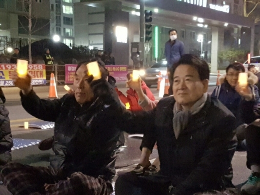 민주평화당 정동영 대표가 1일 전주혁신도시에서 시민들과 함께 촛불집회를 하고 있다ⓒ김복산 기자