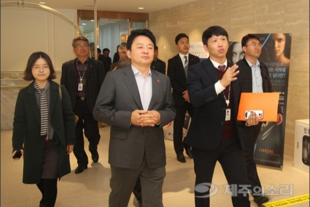 ▲ 원희룡 제주도지사가 녹지국제병원 내부 시설 등을 둘러보고 있다. ⓒ제주의소리