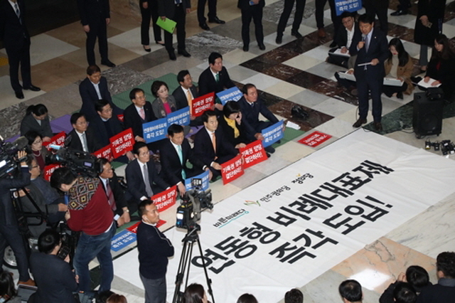 ▲바른미래당, 민주평화당, 정의당 등 야3당 지도부와 의원들이 4일 오후 국회 본회의장 앞에서 연동형 비례대표제 도입을 촉구하는 연좌농성을 벌이고 있다. ⓒ연합뉴스
