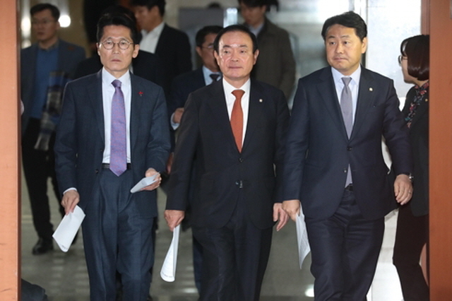 ▲바른미래당, 민주평화당, 정의당 등 야3당 지도부가 6일 오후 국회 정론관에서 예산안 관련 더불어민주당과 자유한국당 간 합의에 대해 규탄하는 기자회견을 하기 위해 정론관으로 들어오고 있다. 왼쪽부터 정의당 윤소하 원내대표, 민주평화당 장병완 원내대표, 바른미래당 김관영 원내대표. ⓒ연합뉴스