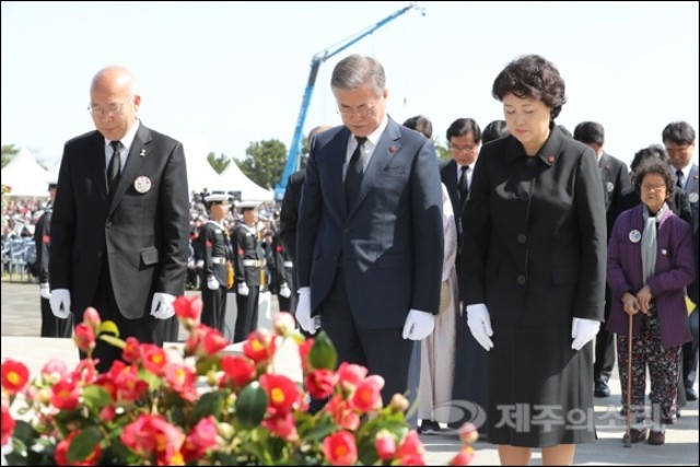 ▲ 제주4.3 70주년 추념식에 참석, 4.3 영령들에게 참배하는 문재인 대통령과 김정숙 여사. ⓒ제주의소리