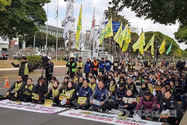 ▲ 3일 오전 11시 제주도청 앞 도로에서 열린 '제주도 영리병원 철회와 원희룡 제주도지사 퇴진 촉구 결의대회'. ⓒ제주의소리