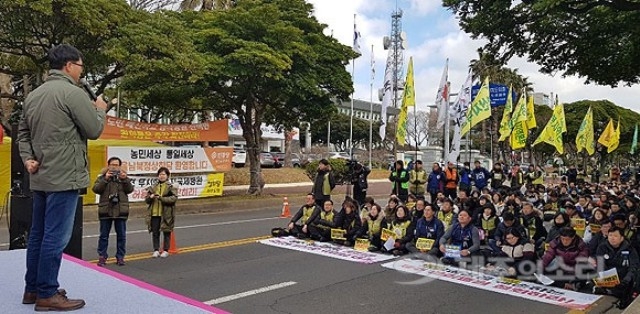 ▲ 3일 오전 11시 제주도청 앞 도로에서 열린 '제주도 영리병원 철회와 원희룡 제주도지사 퇴진 촉구 결의대회'. ⓒ제주의소리
