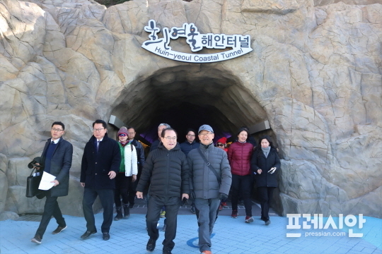 ▲ 9일 오전 부산 영도구 절영해안산책로를 걷고 있는 오거돈 부산시장. ⓒ프레시안