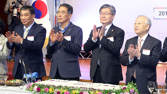 ▲ 8일 오후 서울 중구 포스트타워에서 열린 노·사·정 신년인사회에 참여한 노사정 인사들. ⓒ연합뉴스
