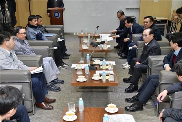 ▲ 9일 오후 1시 30분 부산 영도구 한진중공업에서 열린 부산시와 한진중공업 간의 긴급 간담회 모습. ⓒ부산시