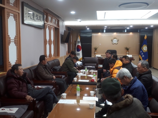 ▲예천군농민회원들이 의장실을 점거하고 있다.ⓒ이임태기자