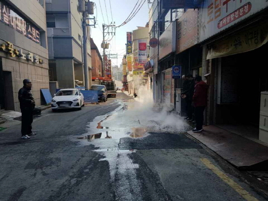 ▲ 도로 위로 흘러나온 온천수. ⓒ부산지방경찰청