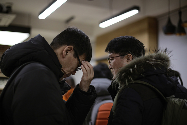 ▲ 9일 5차 협상 직후 송경동 시인과 이승렬 금속노조 부위원장이 대화하고 있다. 송 시인은 지난달 18일부터 단식 중이다. ⓒ프레시안(최형락)