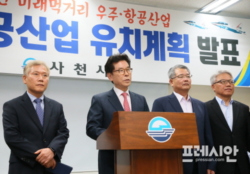 ▲지난해 9월 27일 송도근 사천시장이 시청 브리핑실에서 기자회견을 열고, “대전에 있는 위성개발센터를 반드시 유치하도록 하겠다”고 밝히고 있다.ⓒ프레시안 김동수
