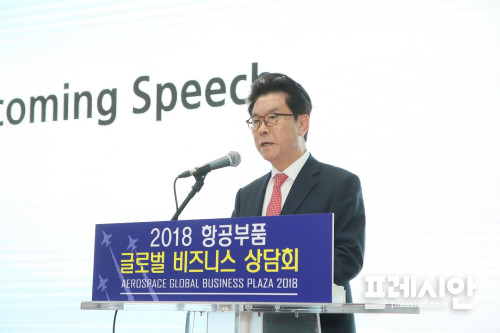 ▲지난해 10월 25일 송도근 사천시장이 2018 항공부품 글로벌 비즈니스 상담회에서 국내 최대 항공산업 클러스터 보유와 경남항공국가산업단지 조성, 항공 MRO 단지 조성 등으로 ‘동북아 항공산업 생산 허브’라는 전략 목표에 한 걸음 더 가까이 다가갈 것이라고 밝히고 있다.ⓒ사천시