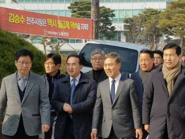 더불어민주당 박홍근 을지로위원장 등 당소속 국회의원들이 11일 김승수 전주시장과 함께 고공농성장소로 가고 있다ⓒ김복산 기자