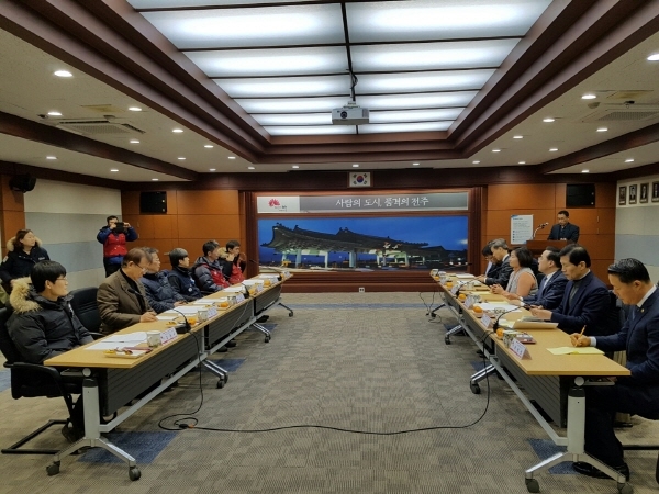 11일 전주시청 회의실에서 민주노총 공공운수 노조관계자들과 시민대책위,더불어민주당 국회의원들과 사납금제 철폐에 따른 간담회를 하고 있다ⓒ김복산 기자