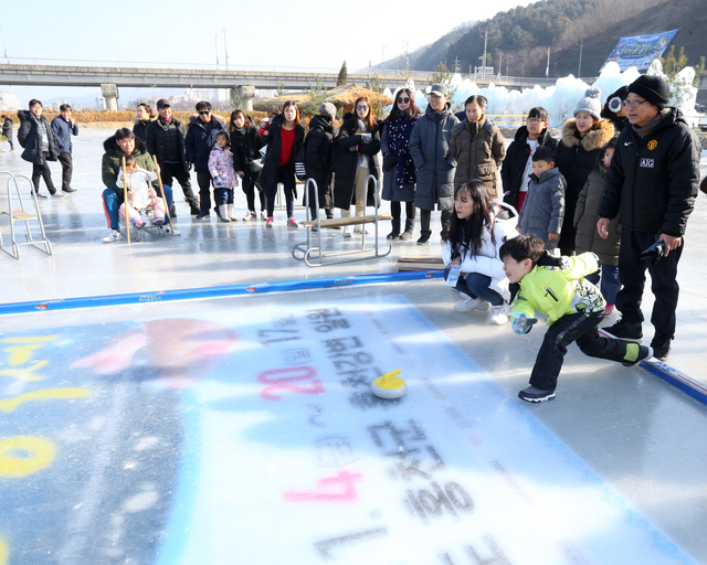 ▲홍천강 꽁꽁축제를 찾은 관광객이 축제장에 마련된 컬링장에서 컬링을 즐기고 있다. ⓒ홍천군청