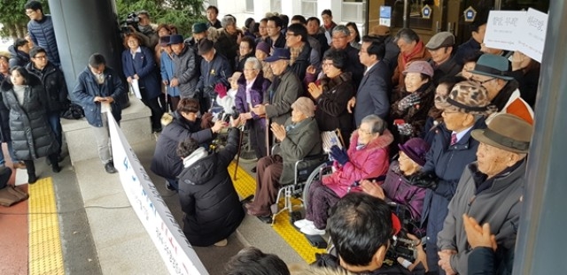 ▲ 법원이 4.3생존수형인 18명이 정부를 상대로 제기한 재심 청구사건 선고공판에서 검찰의 공소를 17일 기각했다. 사진은 4.3생존수형인과 관계자들이 제주지방법원에서 기자회견을 가지는 모습. ⓒ제주의소리