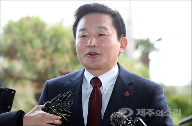 ▲ 공직선거법 위반 혐의로 기소된 원희룡 제주도지사가 21일 제주지방법원에 출석하면서 기자들의 질문에 답변하고 있다. ⓒ제주의소리
