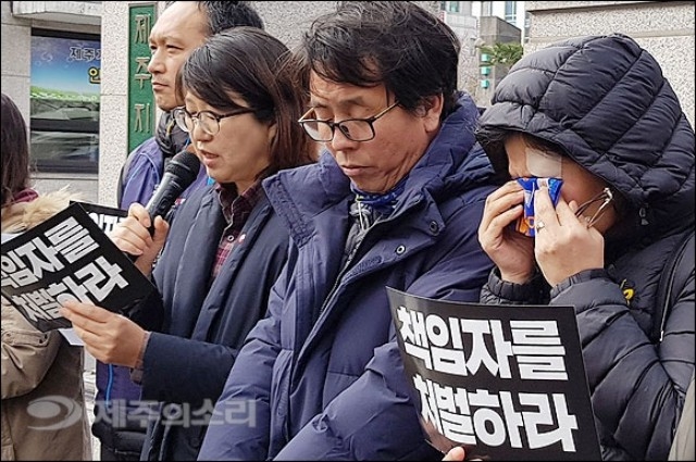 ▲ 故 이민호군 유족이 28일 오후 1시30분 제주지방법원 앞에서 기자회견을 열어 사업자 처벌을 촉구하고 있다. 기자회견 도중 민호군의 어머니(오른쪽)가 눈물을 흘리고 있다. ⓒ제주의소리