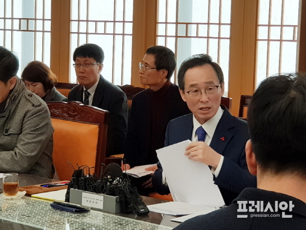 새만금국제공항 예타면제 환영기자회견을 갖는 송하진전북도지사ⓒ프레시안