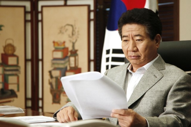 ▲ 노무현 대통령이 청와대 여민관 집무실에서 보고서를 검토하는 모습(2007년 9월). ⓒ연합뉴스