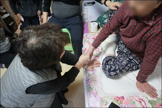▲ "내 팔심 아직 세오"...이인순 '희움' 관장과 팔씨름하는 할머니(2019.1.30) ⓒ평화뉴스(김영화)