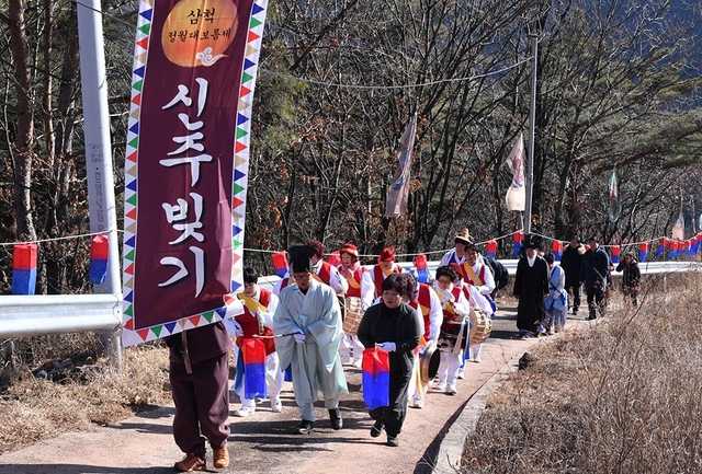 ▲지난 9일 삼척시 도계읍 점리 신주정에서 ‘2019 삼척정월대보름제’행사에 쓰일 신주빚기를 심주미를 가마에 싣고 이동하고 있다. ⓒ삼척시