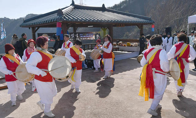▲지난 9일 삼척시 도계읍 점리 신주정에서 ‘2019 삼척정월대보름제’에 쓰일 신주빚기에 앞서 지신밟기 행사를 진행하고 있다. ⓒ삼척시