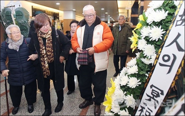▲ 제주4.3생존수형인인 김평국(왼쪽) 할머니와 조병태(오른쪽) 할아버지가 김영란(가운데) 제주4.3도민연대 조사연구원의 부축을 받으며 장례식장에 들어서고 있다. ⓒ제주의소리(김정호)