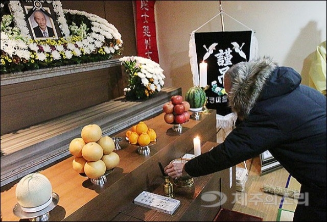 ▲ 제주4.3생존수형인인 양근방 할아버지가 10일 오전 故현창용 할아버지의 빈소를 찾아 분향을 하고 있다. ⓒ제주의소리(김정호)
