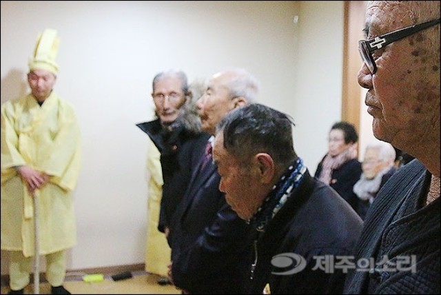 ▲ 제주4.3생존수형인인 양근방, 박동수, 양일화, 조병태 할아버지(왼쪽부터)가 10일 오전 故현창용 할아버지의 빈소를 찾아 분향과 헌화를 하고 있다. ⓒ제주의소리(김정호)