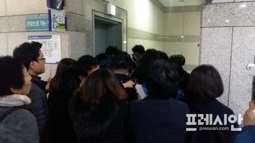 ▲시장실에 올라가 기자회견문을 전달하려 했으나 공무원들에게 저지당하고 있다.ⓒ프레시안 김동수