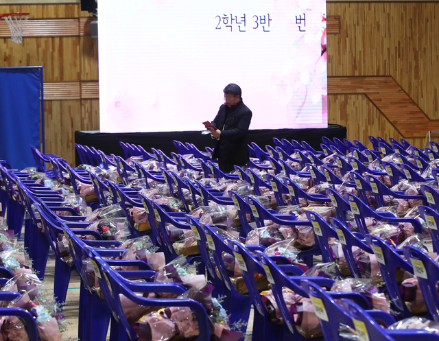 ▲ 2014년 세월호 참사로 희생된 단원고 학생에 대한 명예 졸업식이 열리는 12일 오전 경기도 안산시 단원고등학교 졸업식장 의자에 꽃다발과 학생증이 놓여 있다. ⓒ연합뉴스