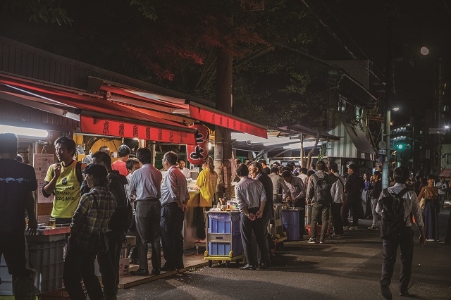 ▲ 이자카야 도요. 공동묘지 옆에 자리한, 모두가 서서 마시는 인기 술집. ⓒ모비딕북스