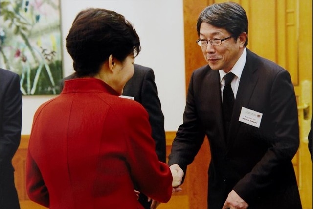 ▲ 박근혜 정부 당시 '규제개혁 세계10대 외국인투자국가 계획발표' 행사에 참석해 박근혜 대통령과 악수를 나누고 있는 일본기업 아사히글라스 하라노타케시 대표이사(2014.1.9) ⓒ아사히글라스 홈페이지