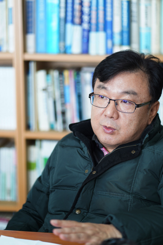 ▲ 중앙대 표준고위과정 총괄책임을 맡고 있는 송용찬 중앙대 교수가이용규 교수와의 인터뷰를 통해 표준의 중요성을 강조하고 있다 .ⓒ프레시안(최형락)