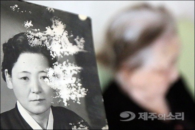 ▲ 제주4.3생존수형인 송순희(95) 할머니는 스물네살이던 1948년 가을 4.3의 광풍을 맞았다. 인천에서 만난 송 할머니가 70년전 그 기구한 삶을 이야기하고 있다. 왼쪽 사진은 30대에 찍은 사진. ⓒ제주의소리(김정호)